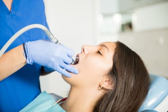 Airflow teeth cleaning